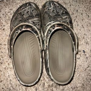 Men’s camo Crocs size 11